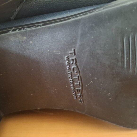 Trotters Ash Loafers - Women's Navy Leather Closed-Toe Slip-On - Size 6M - Picture 3 of 6